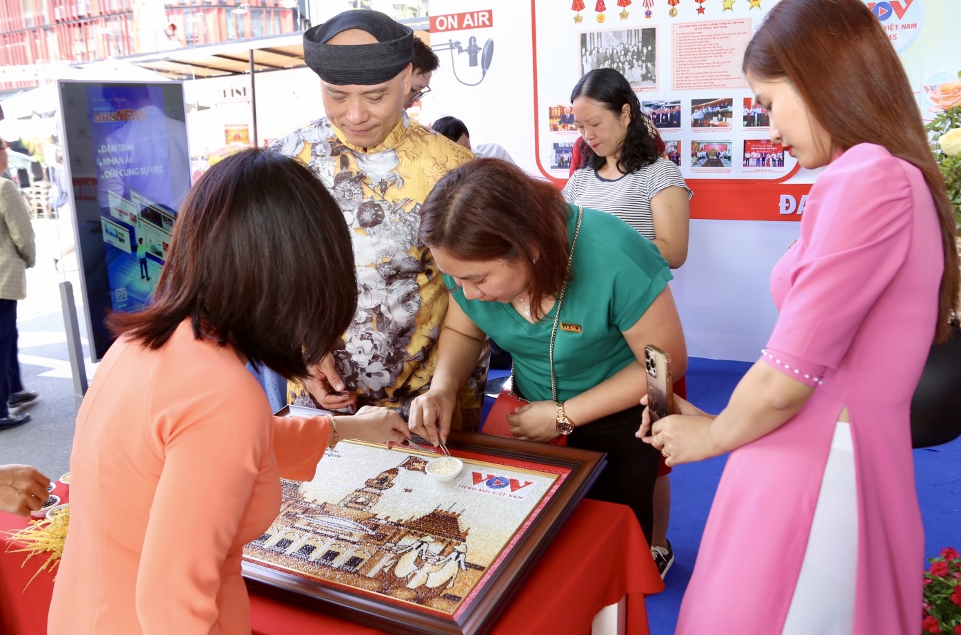 Trải nghiệm làm tranh gạo cùng nghệ nhân