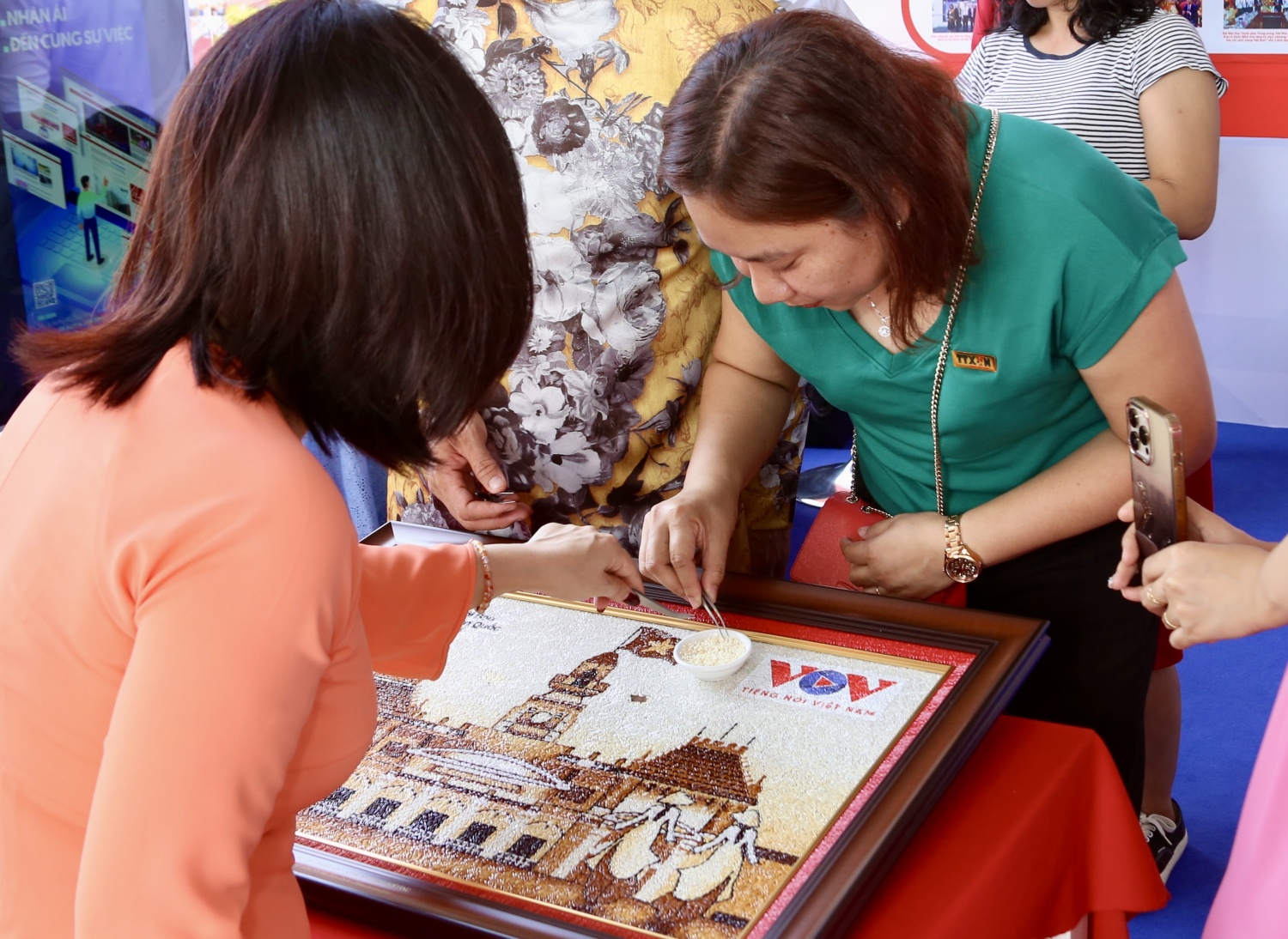 Trải nghiệm làm tranh gạo cùng nghệ nhân