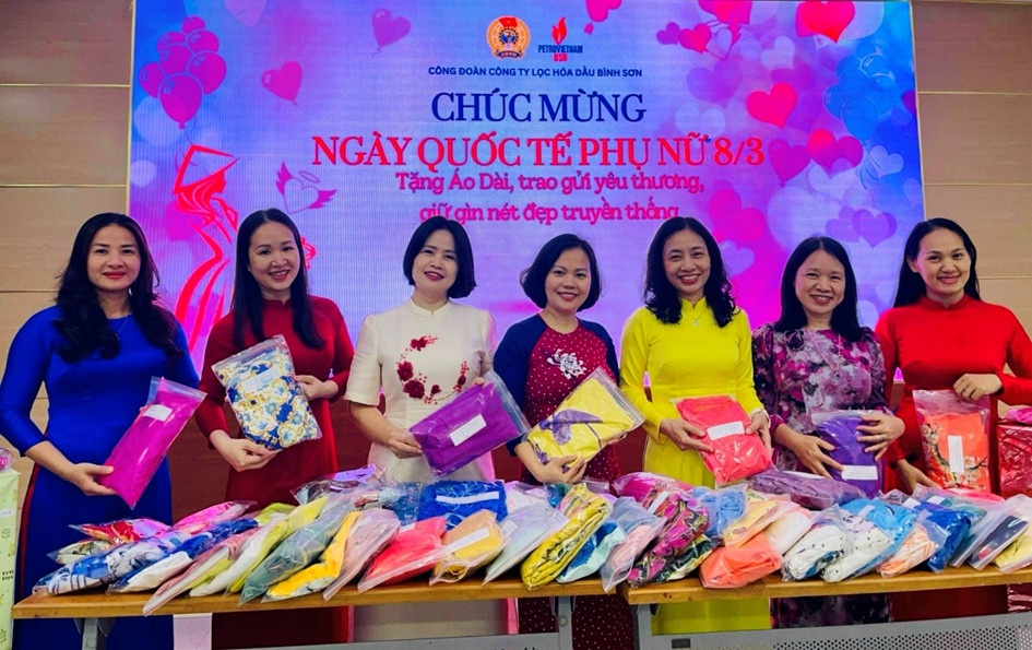 Nữ cán bộ, CNLĐ BSR cùng nữ cán bộ CNLĐ toàn Ngành hưởng ứng Tuần lễ Áo dài VN  năm 2024 quyên góp áo dài tặng phụ nữ khó khăn ở nhiều địa phương trong cả nước 