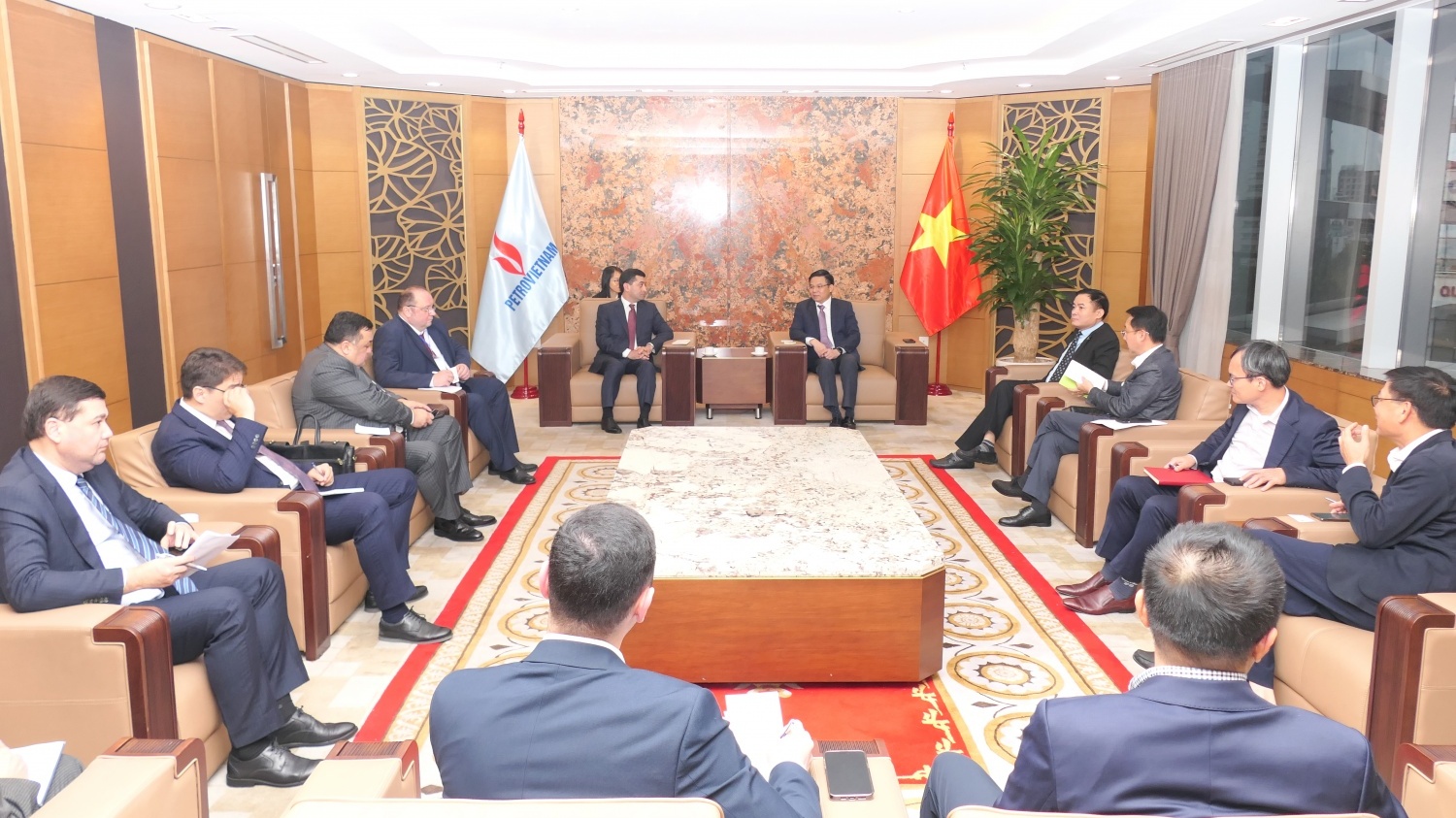 Chủ tịch HĐTV Petrovietnam Lê Mạnh Hùng tiếp Bộ trưởng Bộ ngoại giao Uzbekistan