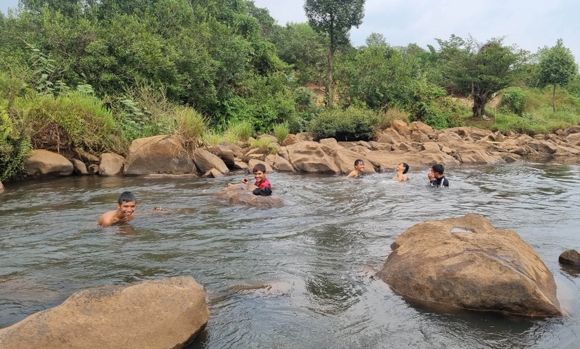 Khám phá vẻ đẹp hoang sơ của suối Jrăng Blo Khám phá vẻ đẹp hoang sơ của suối Jrăng Blo