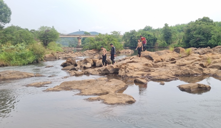 Khám phá vẻ đẹp hoang sơ của suối Jrăng Blo Khám phá vẻ đẹp hoang sơ của suối Jrăng Blo