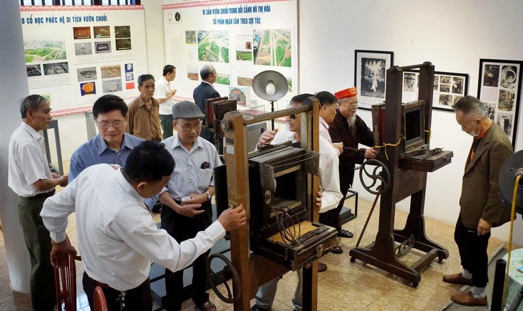 u khách tham quan 2 máy ảnh gỗ cổ tại Bảo tàng Nhiếp ảnh Lai Xá.