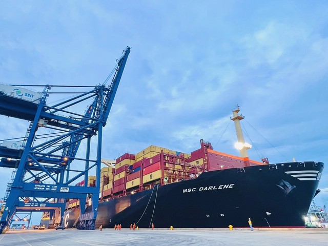 Sẵn sàng đón 'siêu tàu container' vào cảng biển Việt Nam