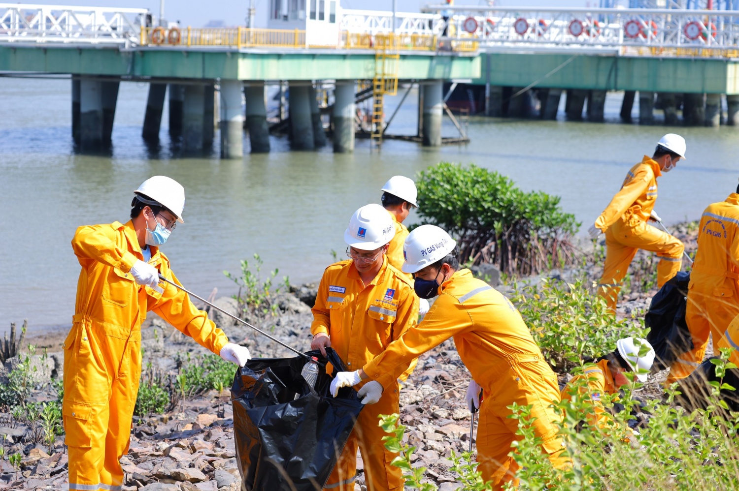 Đoàn Thanh niên PV GAS VUNG TAU thu dọn rác bờ kè
