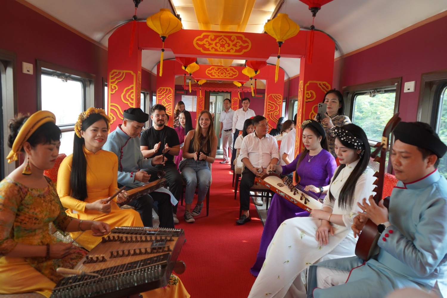 Trên hành hình du khách được thưởng thức các chương trình nghệ thuật đặc sắc - Ảnh: VGP/Lưu Hương