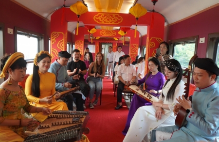 Khai trương đoàn tàu du lịch "Kết nối di sản miền Trung"