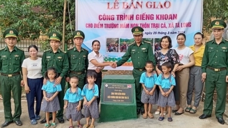 Giếng nước thiện tâm giữa vùng cát trắng gió Lào