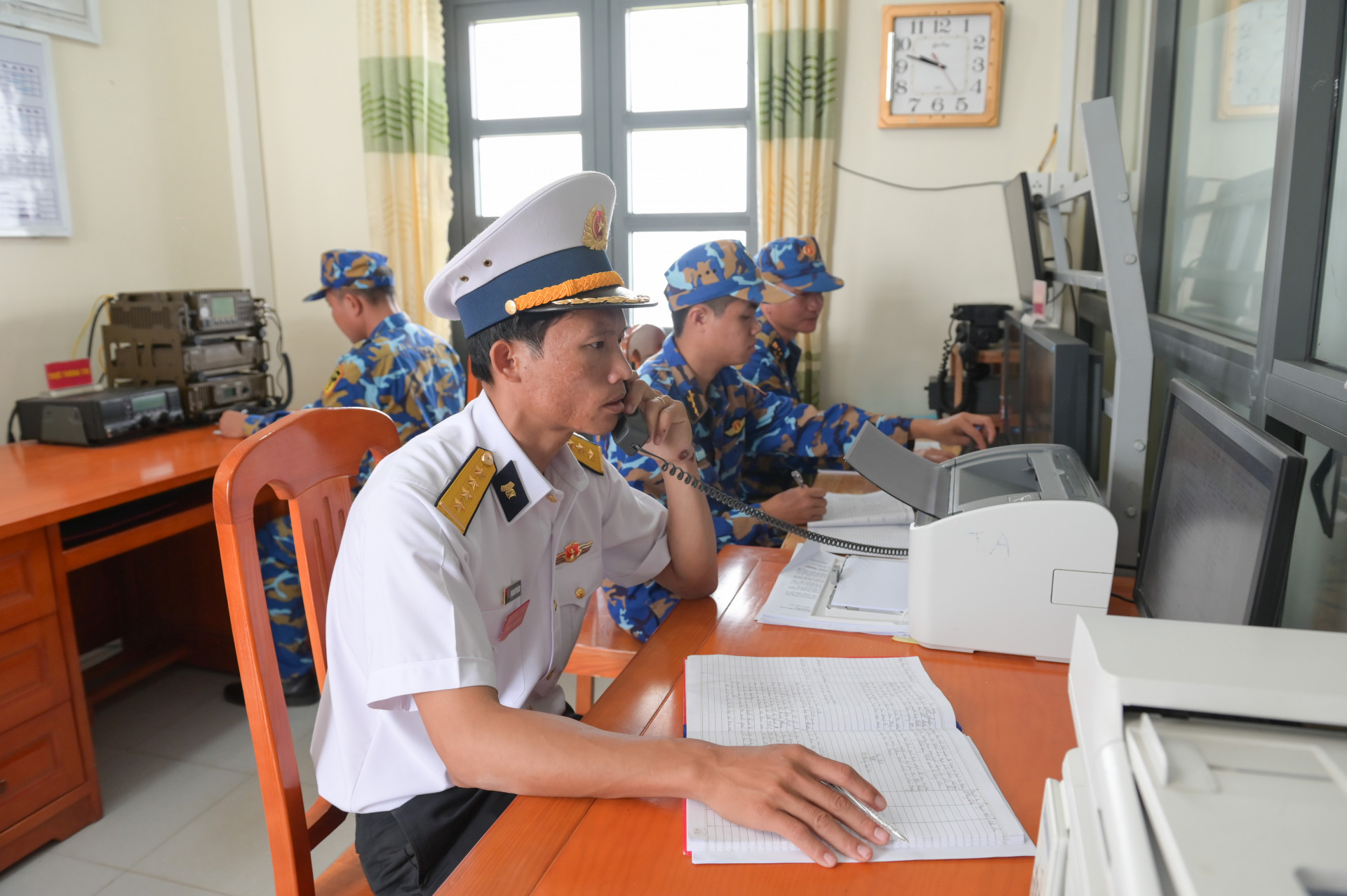 Cán bộ, chiến sĩ Trạm Ra-đa 570 thực hiện nhiệm vụ Ra-đa quan sát.