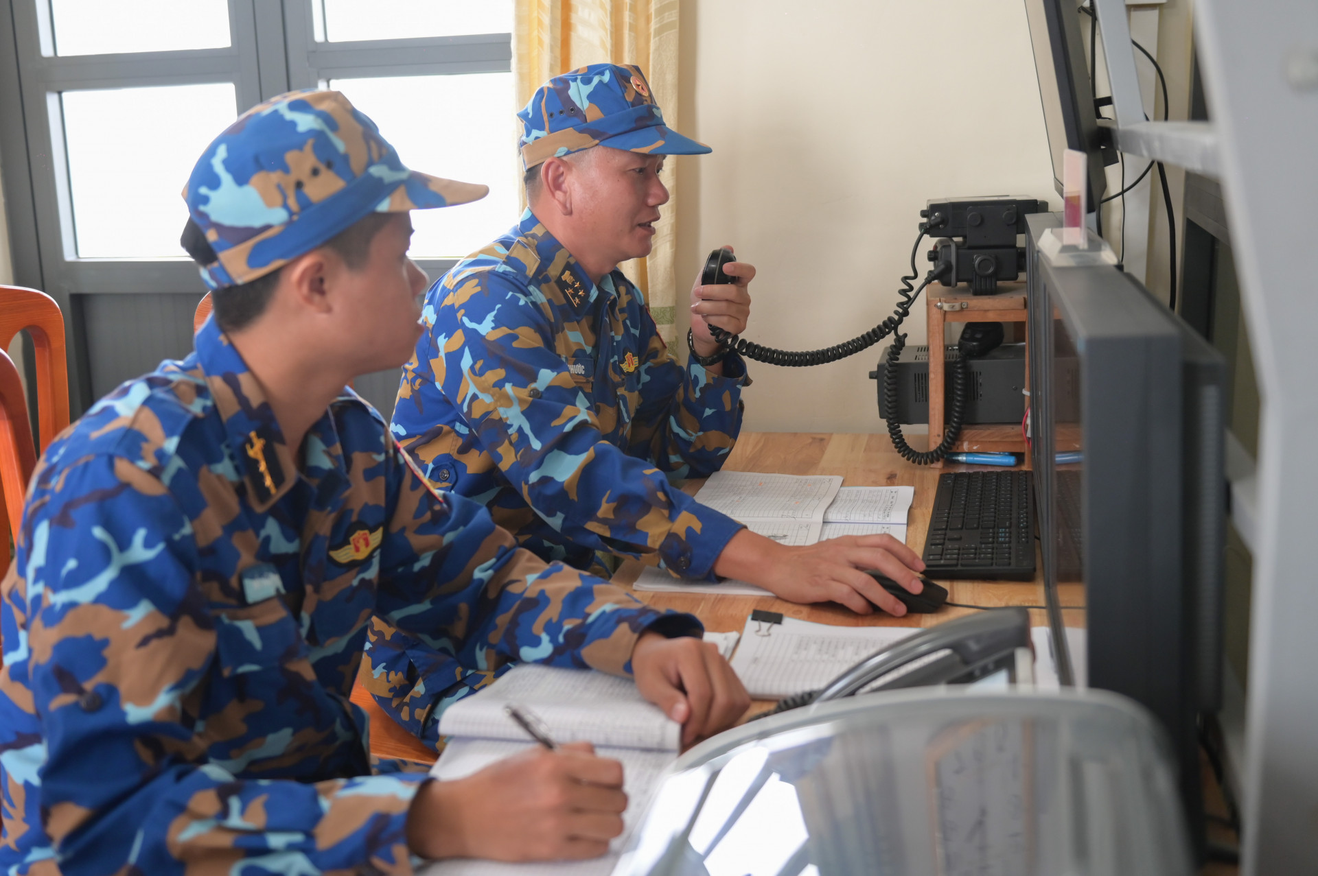Đại uý Quân nhân chuyên nghiệp Lê Bá Phước - Nhân viên Ra-đa thông báo về sở chỉ huy Trung đoàn 451 và các tàu trực về việc có tàu vi phạm vùng biển giám sát.