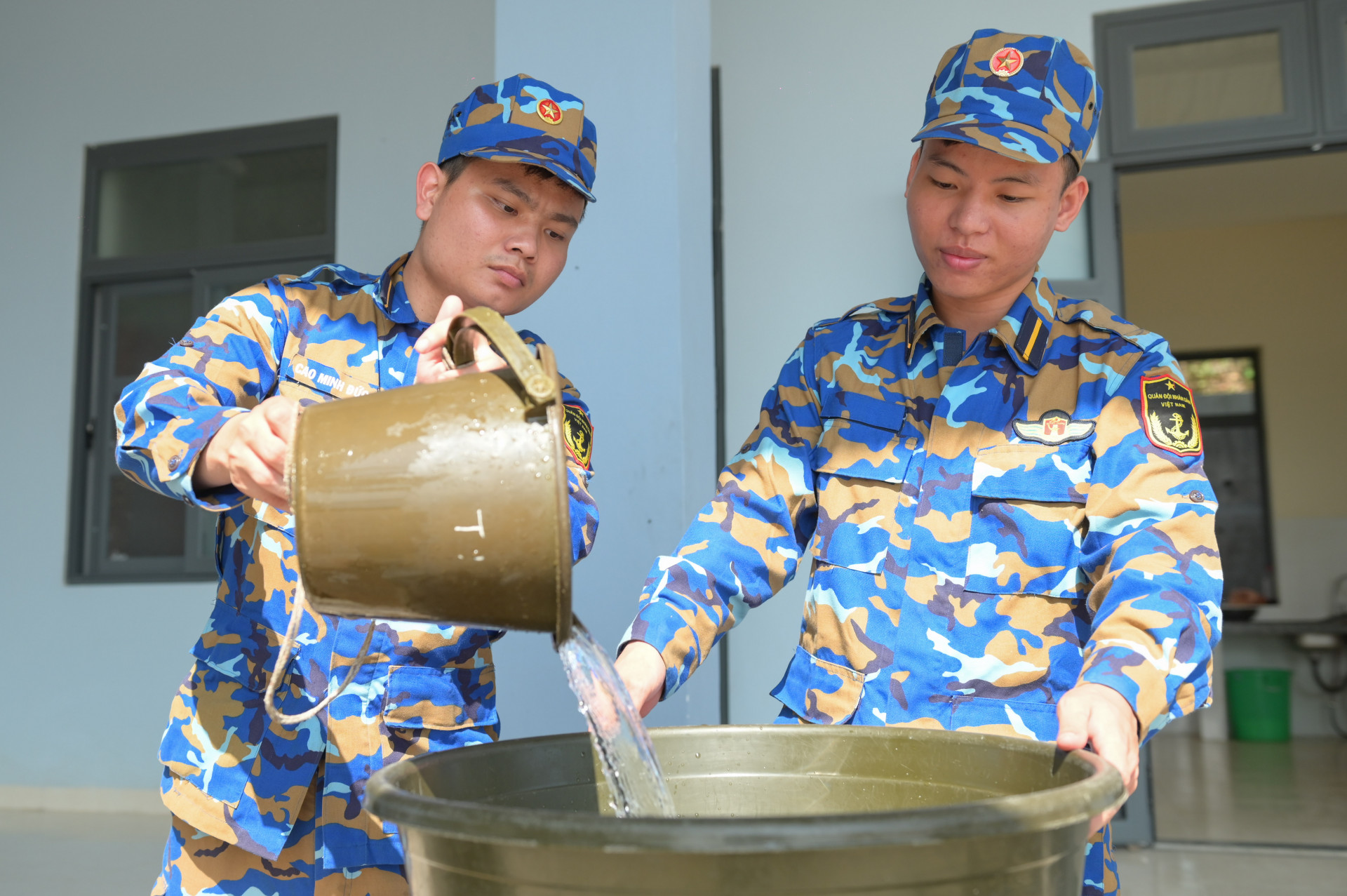 Nguồn nước dùng để sinh hoạt ở Trạm Ra đa 570 là nước mưa, được các cán bộ, chiến sĩ sử dụng tiết kiệm tối đa.