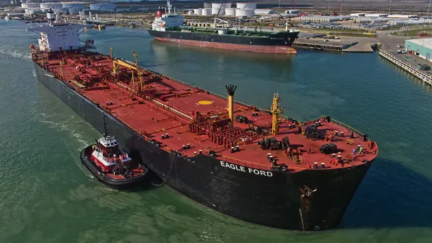 OPEC+ mải cắt giảm sản lượng, Mỹ âm thầm cướp thị phần