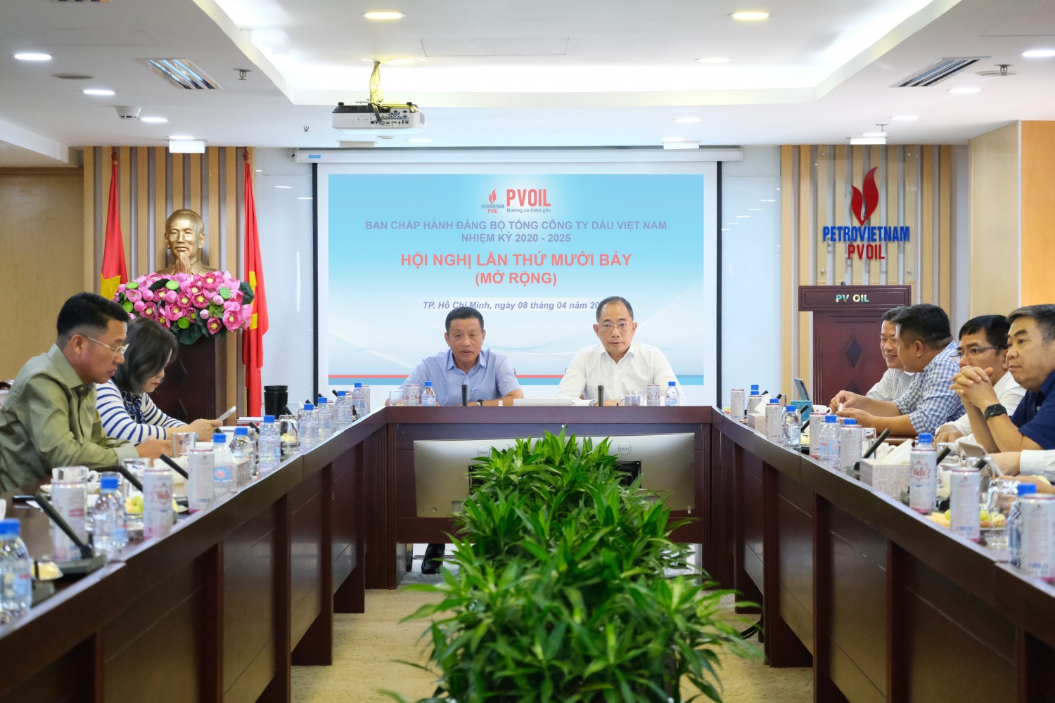 Đồng chí Cao Hoài Dương – Bí thư Đảng ủy, Chủ tịch HĐQT Tổng công ty và đồng chí Đoàn Văn Nhuộm – Phó Bí thư Đảng ủy, Tổng Giám đốc Tổng công ty chủ trì Hội nghị