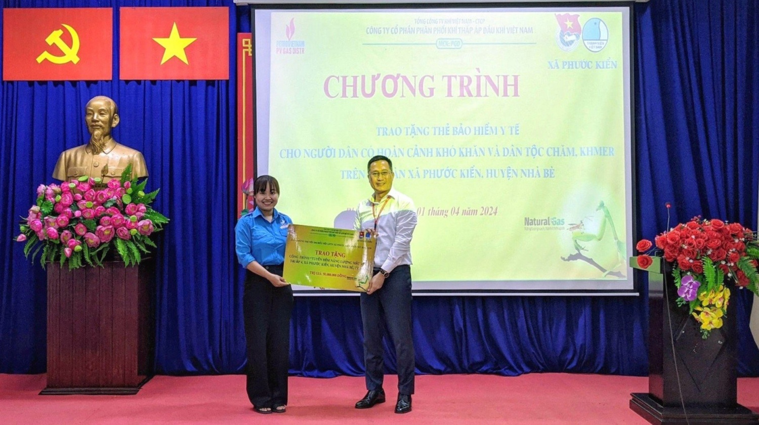 Ông Nguyễn Nhật Quốc Toản – Phó Giám đốc Công ty trao tặng biểu trưng chương trình “Tuyến hẻm năng lượng mặt trời” cho xã Phước Kiển