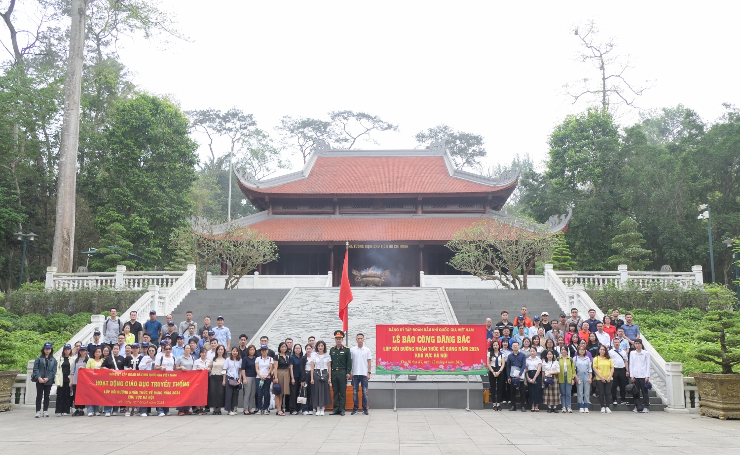 Xúc động chương trình về nguồn của Lớp bồi dưỡng nhận thức về Đảng năm 2024 khu vực Hà Nội