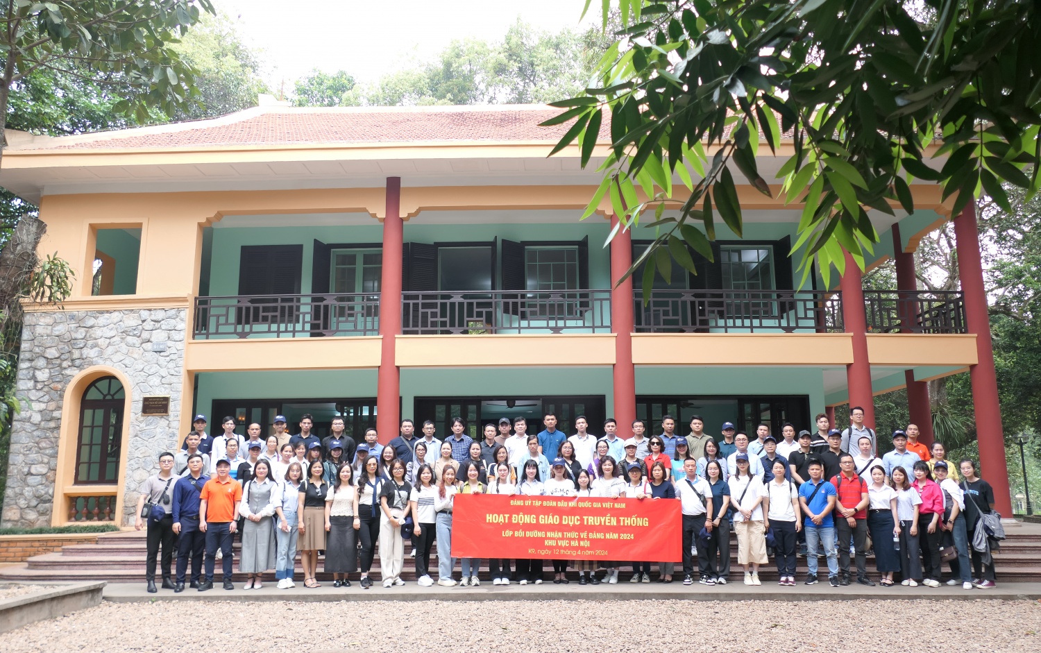 Xúc động chương trình về nguồn của Lớp bồi dưỡng nhận thức về Đảng năm 2024 khu vực Hà Nội
