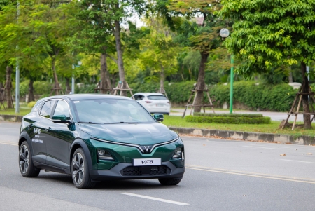 Khách mua xe điện trong tháng 4 có cơ hội được tặng 1 năm thuê pin