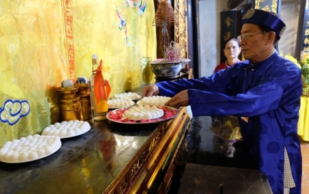 Độc đáo lễ hội rước bánh trôi dâng Hai Bà Trưng tại đền Hát Môn