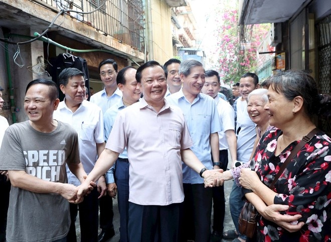 Bí thư Thành ủy trò chuyện với người dân khu tập thể Ngọc Khánh (quận Ba Đình)