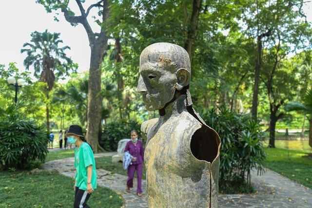 Theo thời gian, bức tượng “Người chơi vĩ cầm” đến nay chỉ còn lại phần khung người, tay và đàn đã bị hư hỏng.