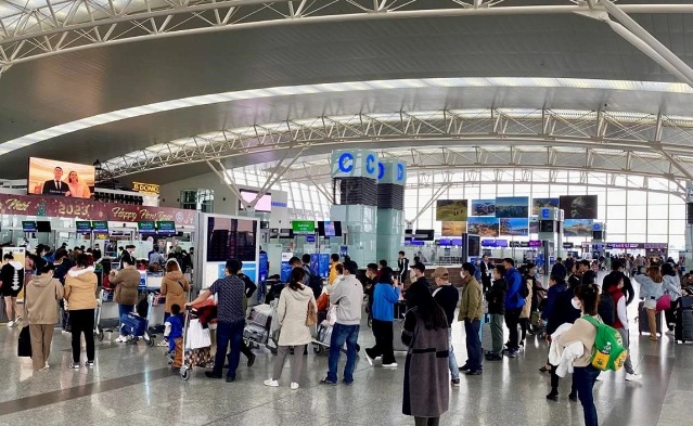 Nội Bài và Tân Sơn Nhất đón gần 210.000 lượt khách trong ngày đầu nghỉ lễ
