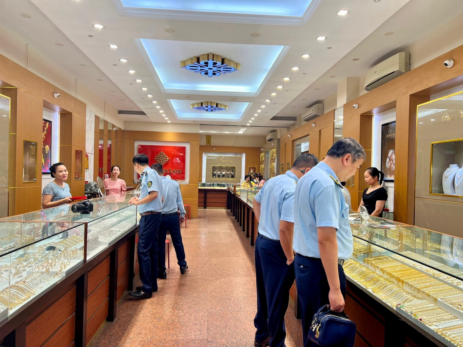 Lực lượng Quản lý thị trường phát hiện, xử lý gần 17.600 vụ vi phạm