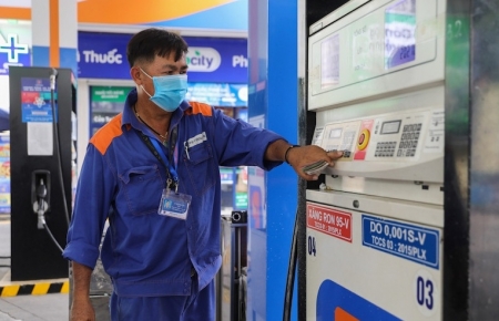 Giá xăng giảm xuống dưới mức 20.000 đồng/lít