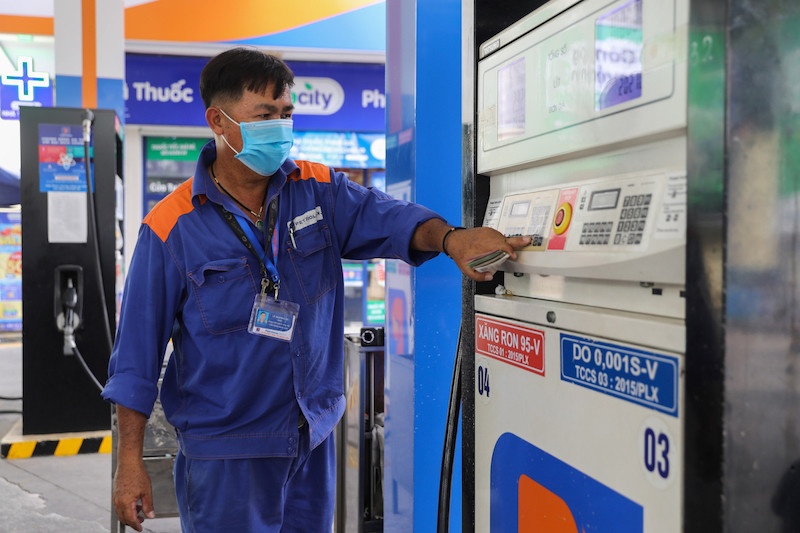 Đề xuất doanh nghiệp tự quyết giá xăng dầu: Nhà nước cần kiểm soát “mức trần” | Doanh nghiệp