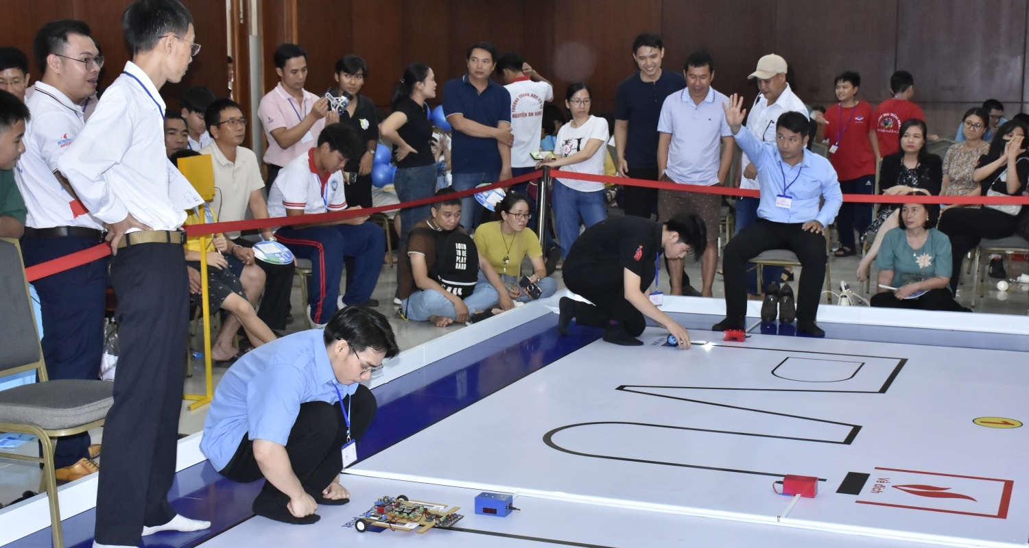 Sôi nổi cuộc thi Robot dò line với chủ đề “Hành trình đi tìm lửa” năm 2024