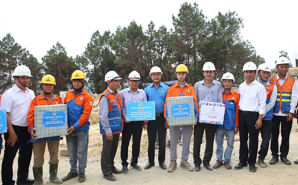Động viên người lao động tham gia công trình thi đua “5 nhất”