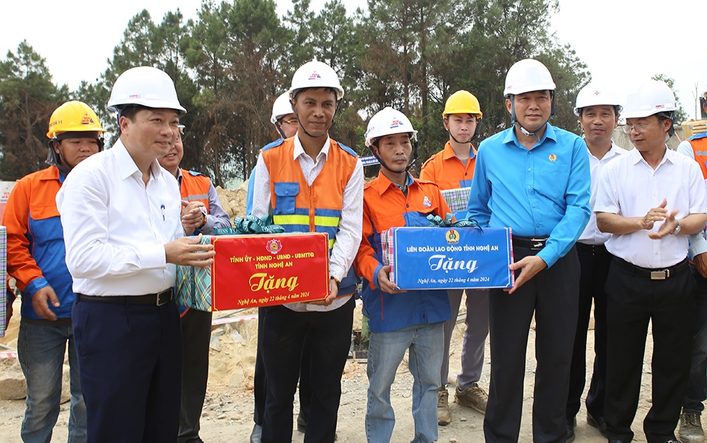 Động viên người lao động tham gia công trình thi đua “5 nhất”