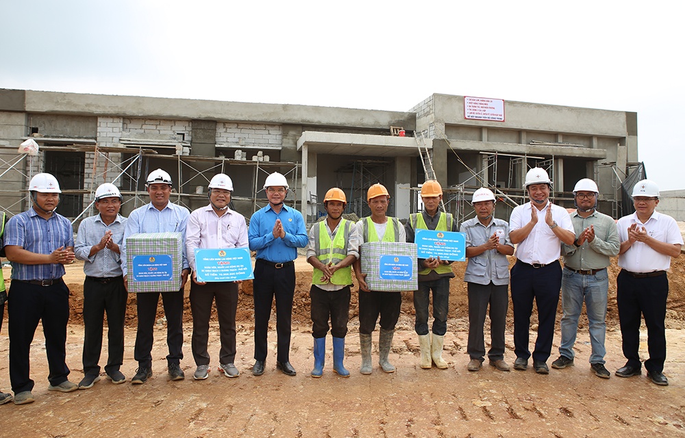 Động viên người lao động tham gia công trình thi đua “5 nhất”