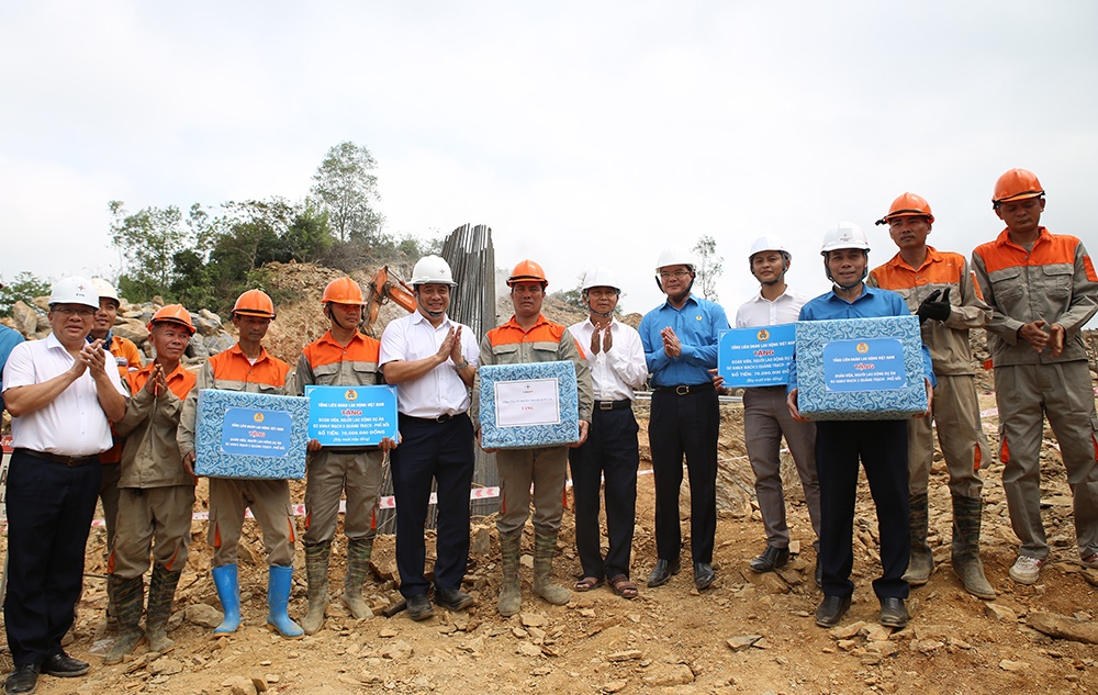 Động viên người lao động tham gia công trình thi đua “5 nhất”