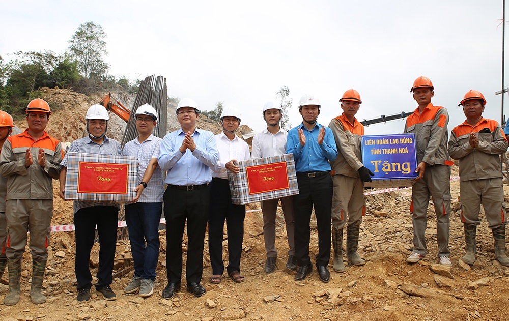 Động viên người lao động tham gia công trình thi đua “5 nhất”