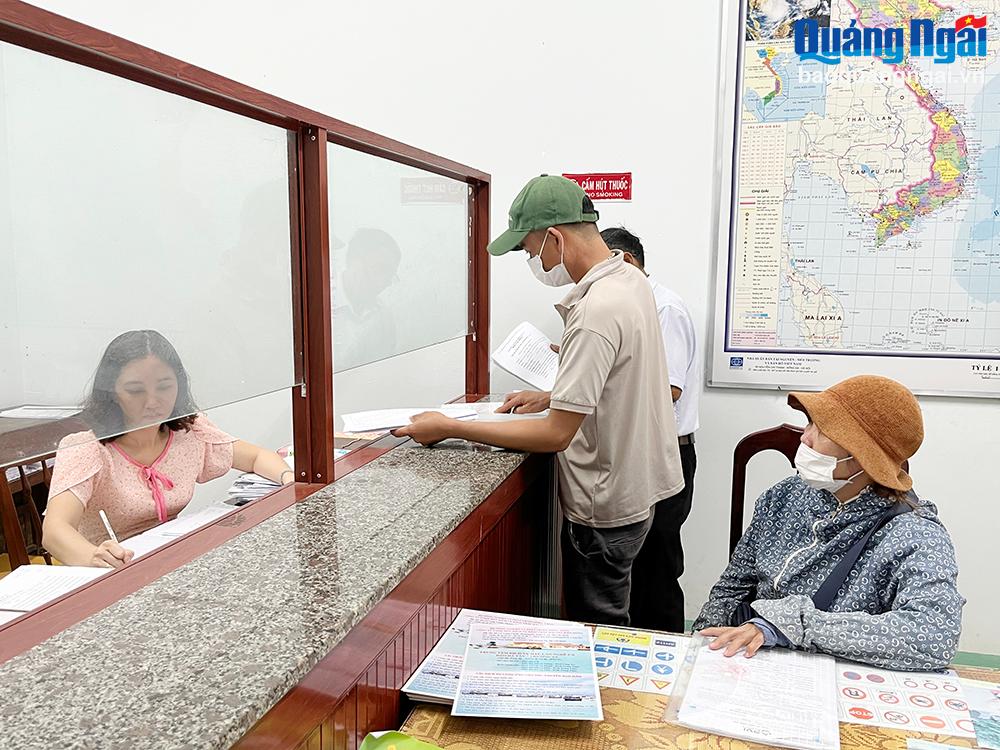 Ngư dân làm thủ tục để hỗ trợ xăng dầu tại Chi cục Thủy sản tỉnh.