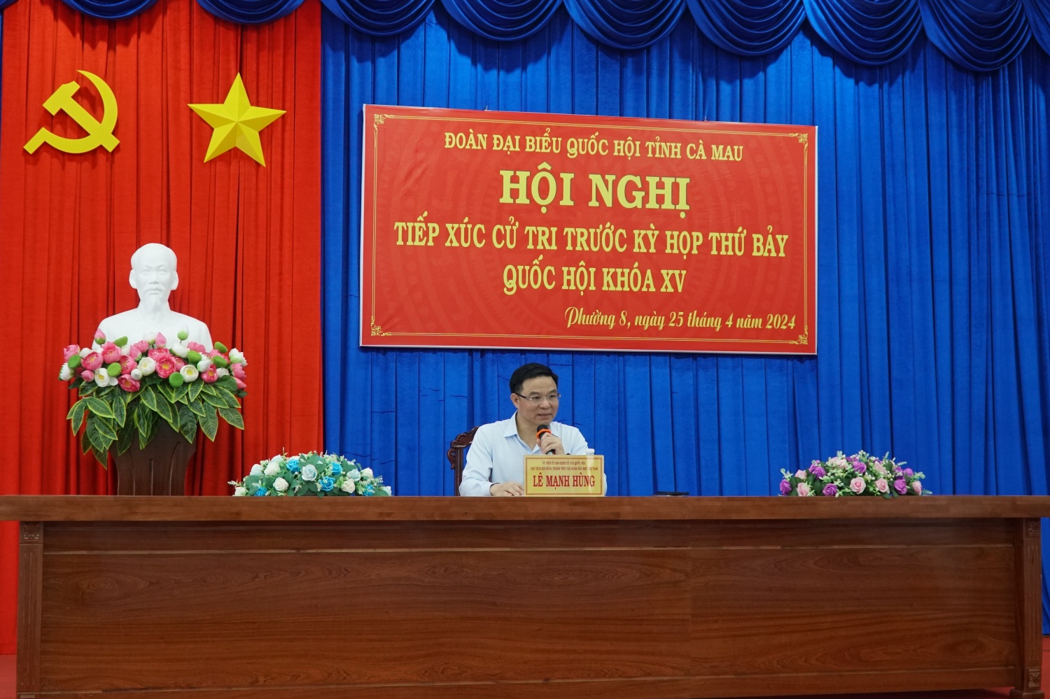Đồng chí Lê Mạnh Hùng tiếp xúc cử tri tại Cà Mau trước kỳ họp thứ 7 Quốc hội khóa XV