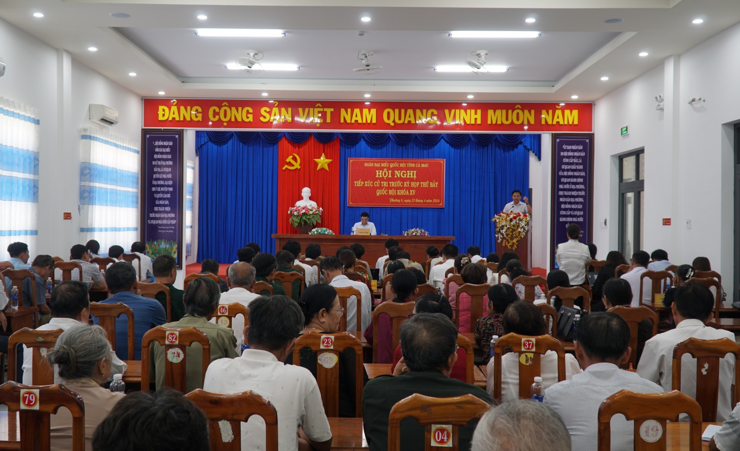 Đồng chí Lê Mạnh Hùng tiếp xúc cử tri tại Cà Mau trước kỳ họp thứ 7 Quốc hội khóa XV