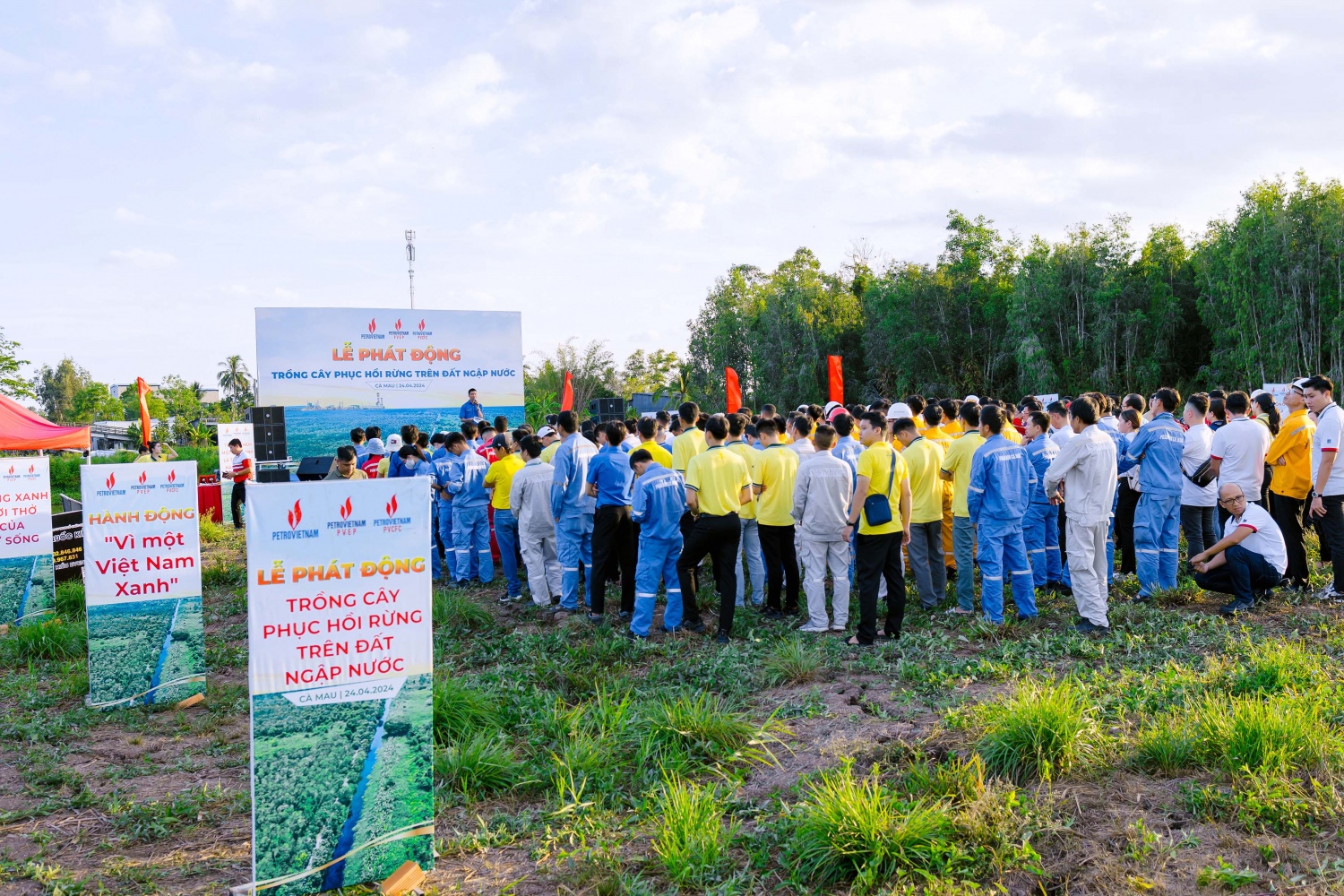 Các đại biểu và người lao động tham gia Lễ phát động