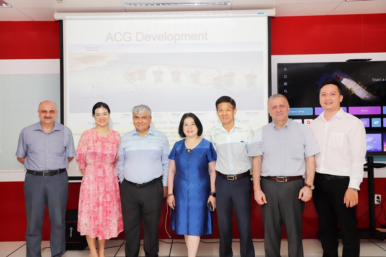 Các giảng viên từ Azerbaijan, TS. Lê Việt Hải (trợ giảng) và Ban Tổ chức lớp học
