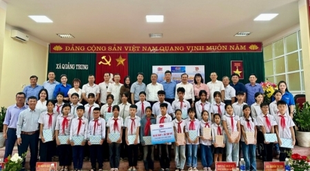 Công đoàn Xí nghiệp Khai thác Dầu khí trao học bổng “Chắp cánh ước mơ”