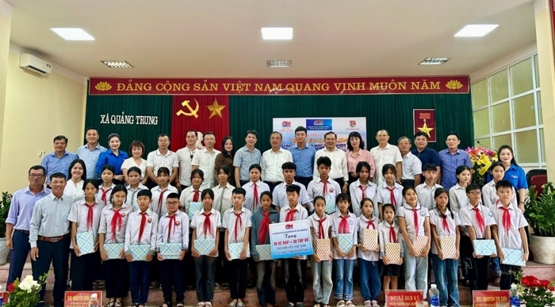 Công đoàn Xí nghiệp Khai thác Dầu khí trao học bổng “Chắp cánh ước mơ”