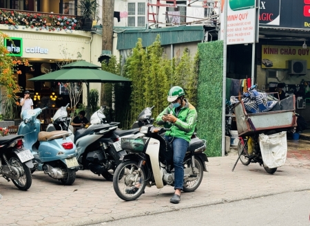 Xe ôm công nghệ chạy "xuyên lễ", mong kiếm thêm thu nhập