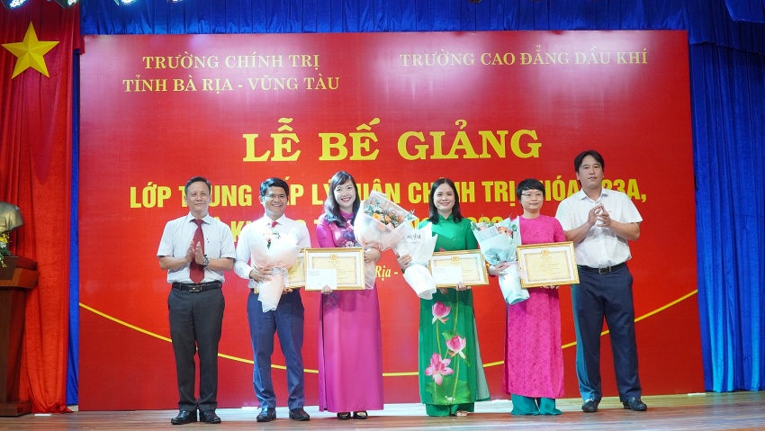 Bế giảng và trao bằng tốt nghiệp Lớp Trung cấp Lý luận Chính trị K123A khóa học 2023-2024 Bế giảng và trao bằng tốt nghiệp lớp Trung cấp Lý luận chính trị K123A, khóa học 2023-2024
