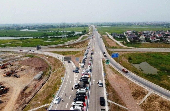 Chiều 28/4, xe 30km cao tốc Bắc Nam đoạn Diễn Châu - Bãi Vọt chính thức thông xe kỹ thuật.