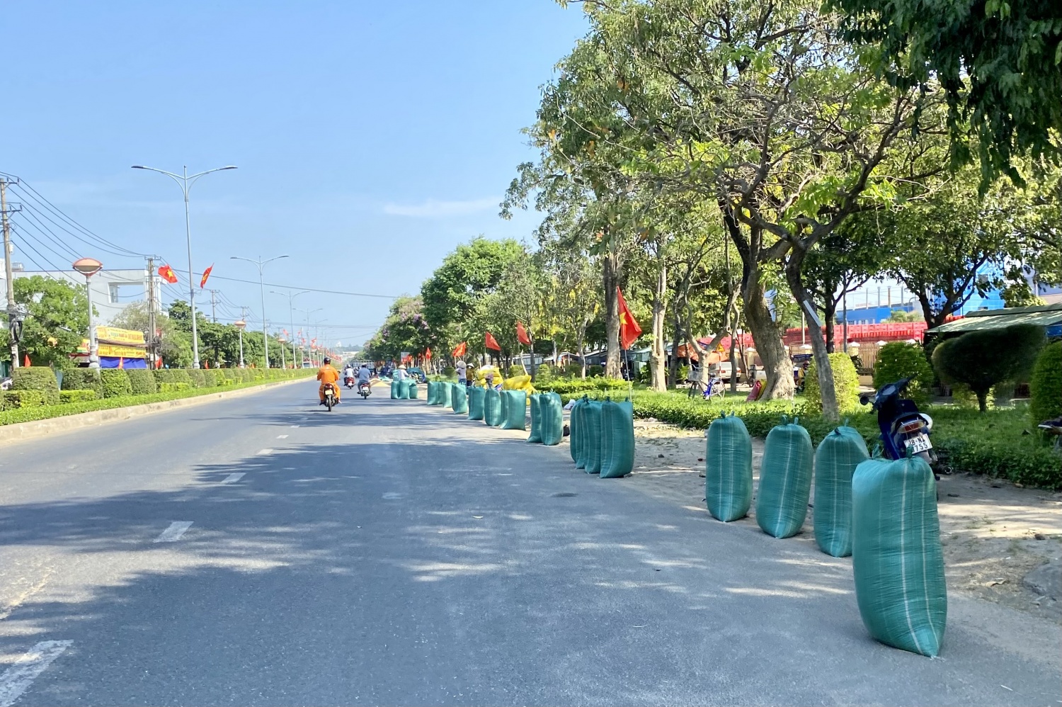 Tái diễn phơi lúa trên mặt đường quốc lộ Tái diễn phơi lúa trên mặt đường quốc lộ