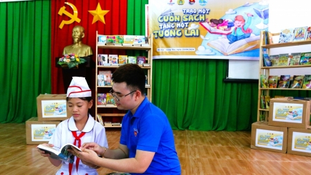 Công đoàn và Đoàn Thanh niên PV GAS: “Trao một cuốn sách, tặng một tương lai”