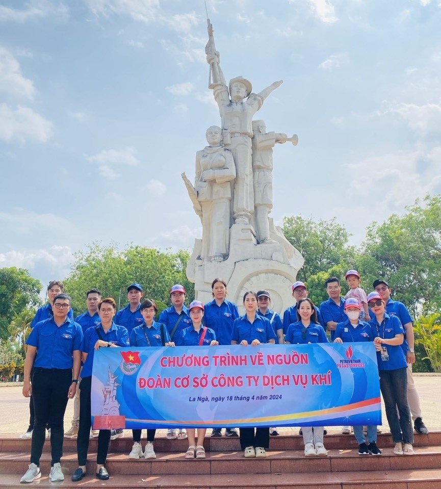 Hành trình “Về nguồn” tại Tượng đài chiến thắng La Ngà