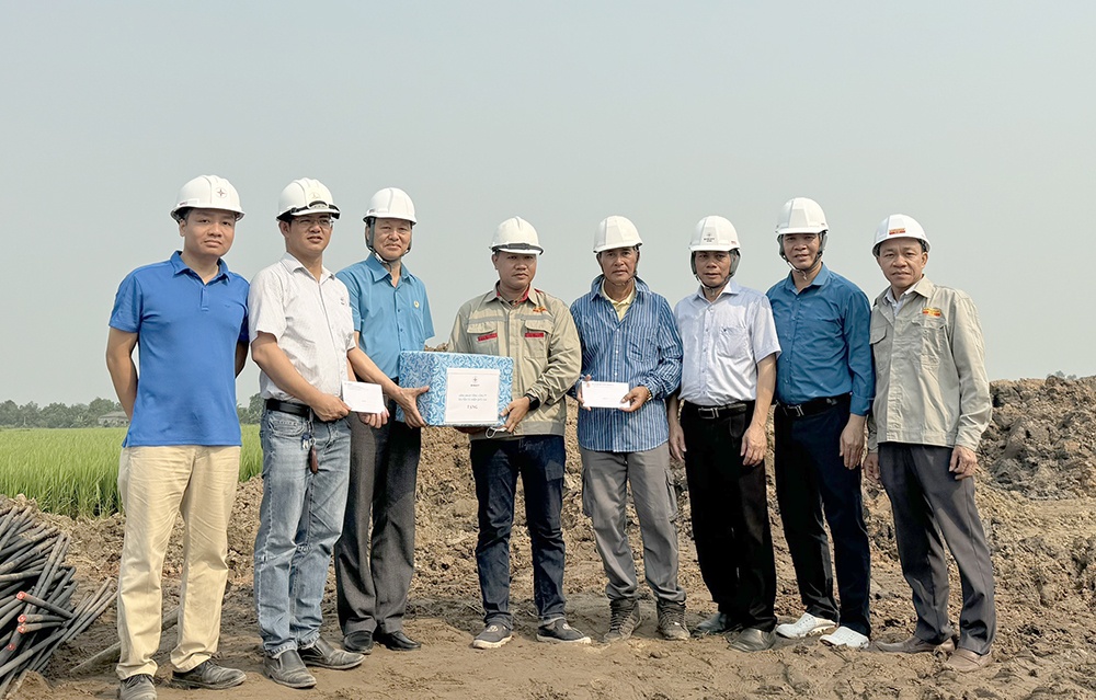 Động viên người lao động “vượt nắng”, “thi công xuyên lễ” Dự án đường dây 500kV mạch 3