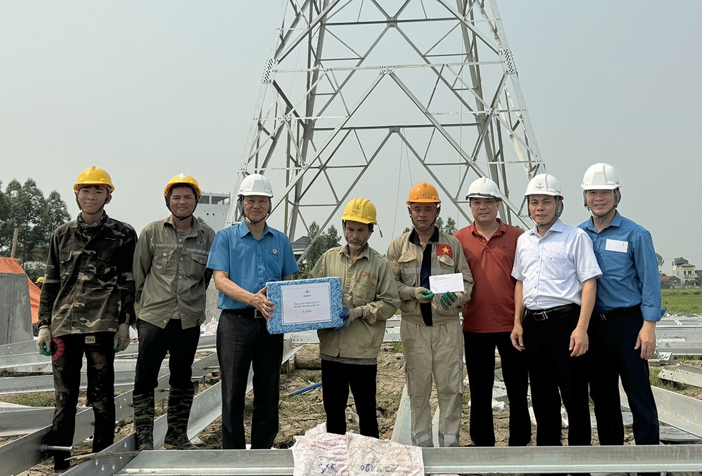 Động viên người lao động “vượt nắng”, “thi công xuyên lễ” Dự án đường dây 500kV mạch 3