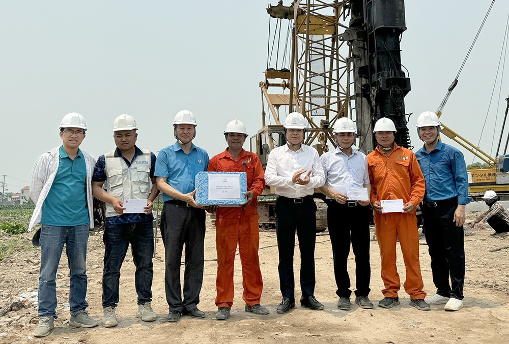 Động viên người lao động “vượt nắng”, “thi công xuyên lễ” Dự án đường dây 500kV mạch 3